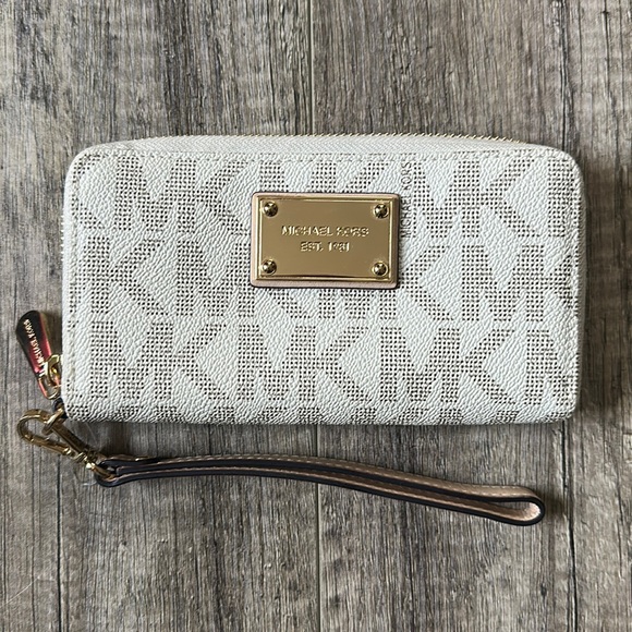 Michael Kors Handbags - Michael Kors (NWT) Jet Set Large Coin Multifunction Phone Case Wallet/Wristlet